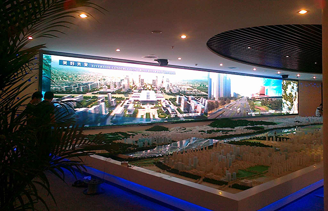 江蘇鹽城汽車商貿(mào)城展館P5室內(nèi)全彩LED顯示屏由上海智彩科技設(shè)計、安裝